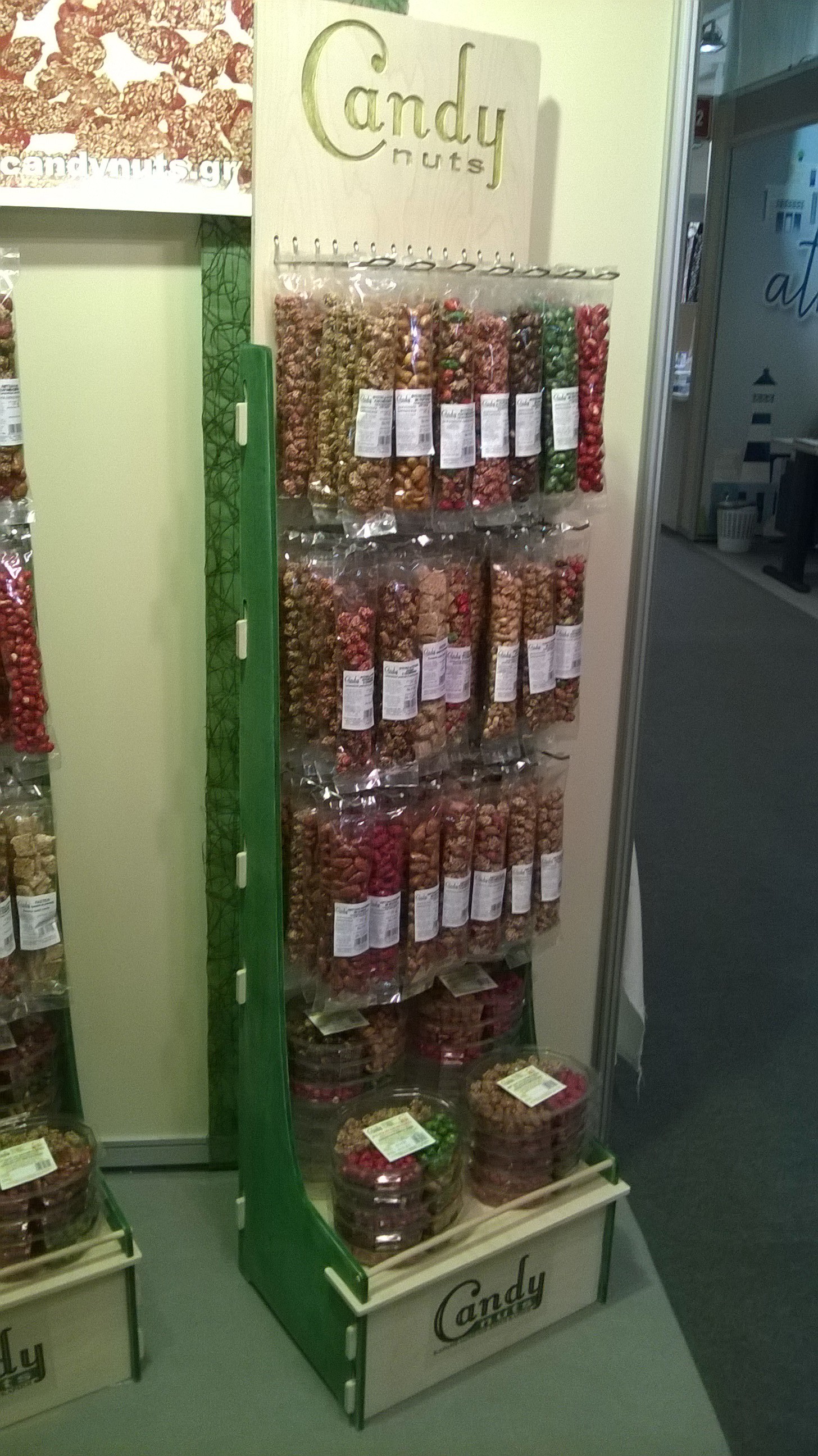 Ξύλινο Stand Προβολής με Γάντζους και ράφια 530