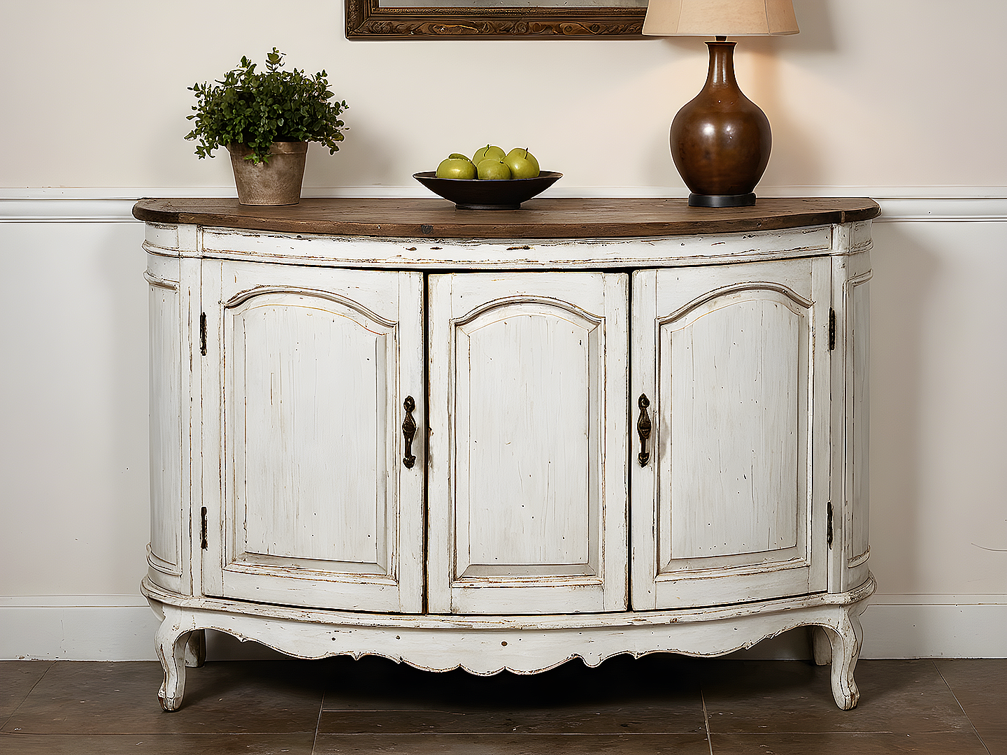 Rustic White Demilune Μπουφές Γαλλικού Στυλ με Πατίνα και Καμπυλωτό Σχέδιο
